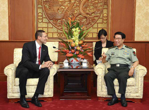 Xu Caihou (R), vice chairman of China's Central Military Commission, meets with Croatian Minister of Defence Ante Kotromanovic in Beijing, capital of China, Aug. 28, 2012. (Xinhua/Xie Huanchi)