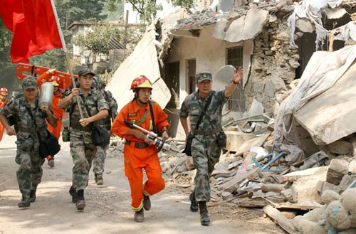 Yu Yang (right), a senior colonel in the People's Liberation Army, leads soldiers in rescue work in Yiliang, Yunnan province. Provided to China Daily