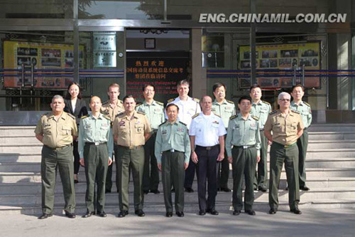 The photo shows that Major General Zhu Yingqiu(C) is taking a group photo with the information exchange and study delegation of the Brazilian national defense mobilization system. (Photo: chinamil.com)