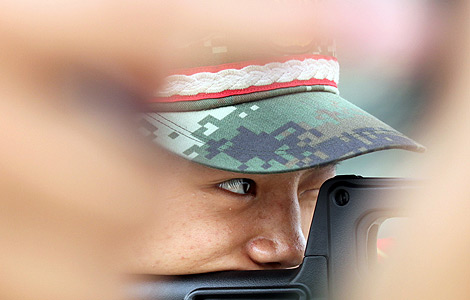 A Chinese paramilitary policeman takes aim during a training in East China's Jiangsu province in this Sept 28, 2012 file photo. [Photo by Li Ke/Asianewsphoto]