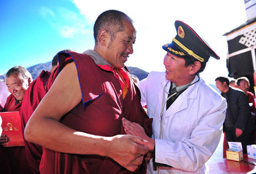 Dr Li Suzhi gives medical advice to a monk on Oct 27, 2012 in Maizhokunggar county, Lhasa, Tibet autonomous region. [Photo/Xinhua] 