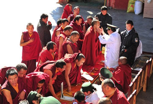 Dr Li Suzhi checks monks' health with his team on Oct 27, 2012 at a temple in Maizhokunggar county, Lhasa, Tibet autonomous region. [Photo/Xinhua] 