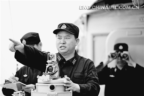 The picture shows Wang Hongmin, captain of the Fuzhou guided missile destroyer, is directing a drill. (Photo: chinamil.com.cn)