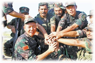 The file picture shows the Chinese and Pakistani officers and men not only exchanged experience but also established deep friendship during the Friendship C 2010 China-Pakistan joint anti-terrorism training.