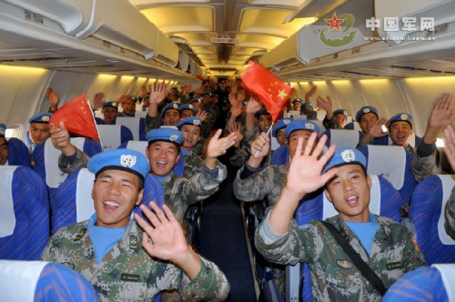 The 100 Chinese peacekeepers who are the third batch of the first Chinese peacekeeping contingent to South Sudan returning to China arrive at the Xinzheng International Airport in central Chinas Henan province by air on November 24, 2012. (chinamil.com.cn/Shen Dongdong)