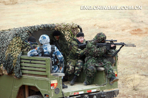 The picture shows a scene of heading for the stronghold in coordination. (Photo by Zhang Donghe)