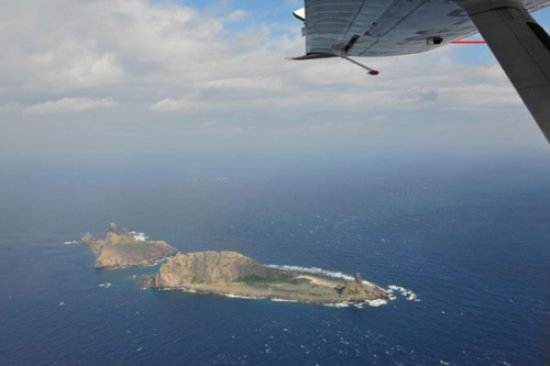 A Chinese marine surveillance plane, B-3837, conducts joint patrols with a fleet of four surveillance ships in the territorial waters around the Diaoyu Islands, which belong to China, on Thursday. [Photo/Xinhua]