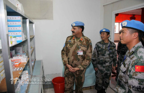 The picture shows that Brig. Gen. Khalid visits the pharmacy of the Chinese peacekeeping Level-II hospital. (Photo by Xu Xiao)