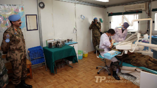 The picture shows that Brig. Gen. Khalid visits a consulting room of the Chinese peacekeeping Level-II hospital. (Photo by Xu Xiao)