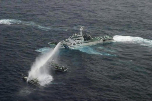 An aerial view shows a Japan Coast Guard patrol ship (R) spraying water at a fishing boat (L) that is carrying Taiwan's activists on board about 32 km (20 miles) west-southwest of the Diaoyu Islands in the East China Sea, in this picture released by the Japan Coast Guard's 11th Regional Coast Guard headquarters January 24, 2013.[Photo/Agencies]