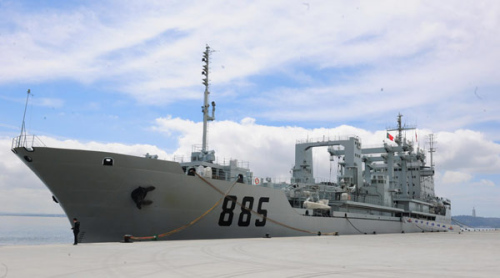 Chinese supply ship Qinghaihu arrives in Lisbon, April 15, 2013. The 13th escort taskforce of the Chinese navy reached Portugal with two missile frigates Huangshan and Hengyang and a supply ship Qinghaihu for a five-day goodwill visit on Monday. During the visit, the warship open day will be held for the public with a basketball match between Chinese and Portuguese naval officers. The taskforce will also visit an elders' house in the vicinity of Lisbon. [Photo/Xinhua]