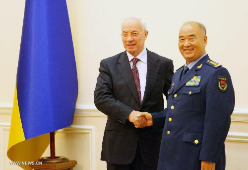 Ukrainian Prime Minister Mykola Azarov (L) meets with Xu Qiliang, Chinese vice chairman of the Central Military Committee, in Kiev, May 23, 2013. (Xinhua/Mu Liming)