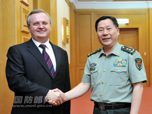 Lt. Gen. Qi Jianguo, deputy chief of general staff of the Chinese Peoples Liberation Army (PLA), holds talks with Oleksandr Oliynyk, the visiting first deputy minister of defense of Ukraine, on the afternoon of May 27, 2013 in Beijing. (Photo by Li Xiaowei)