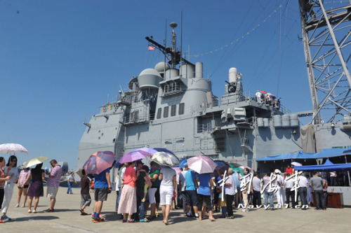 Residents of Zhanjiang city visit the guided-missile cruiser Shiloh of the U.S. Navy on June 1, 2013. (chinanil.com.cn/Tang Zhuoxiong)