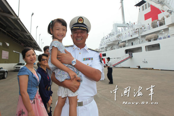 Yu Dapeng, Captain of the Peace Ark hospital ship of the PLAN is taking a photo with a local child before setting off. (Chinamil.com.cn/Wang Linshuo)