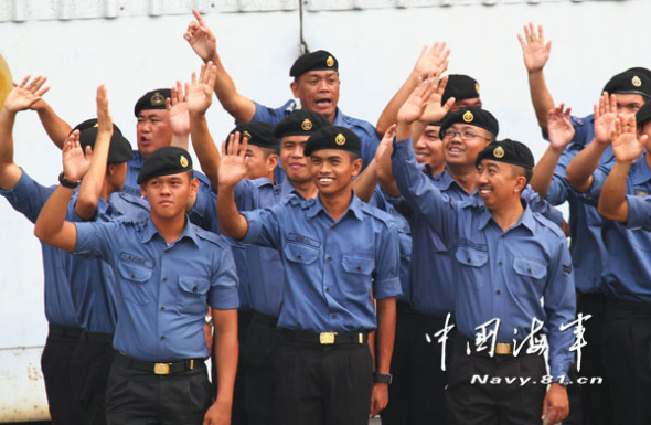 Representatives of the Navy of the Brunei are bidding farewell to the Chinese Peace Ark hospital ship. (Chinamil.com.cn/Wang Linshuo)