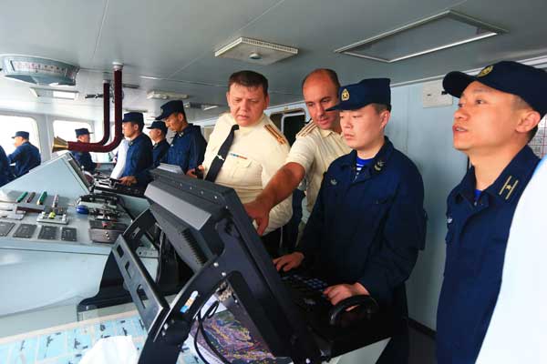 Chinese and Russian sailors participate in the live-fire phase of the Joint Sea 2013 naval drill in Vladivostok, Russia, on Monday. [Photo/Xinhua] 