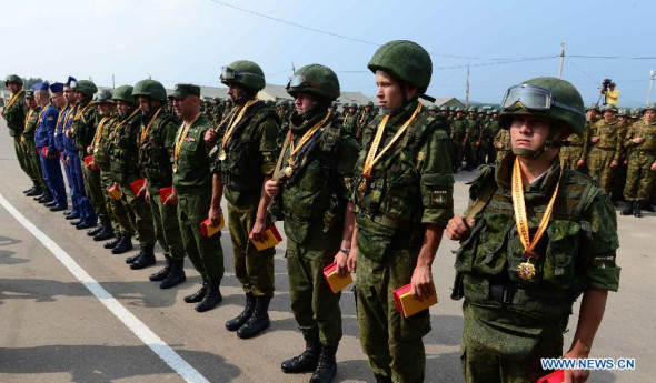 Russian soldiers attend closing ceremony of the China-Russia joint drill in Chelyabinsk in Russia's Ural Mountainous region, Aug. 15, 2013. China and Russia concluded their joint anti-terrorism drill Peace Mission-2013 Thursday with a closing ceremony. The joint maneuvers, which were launched on July 27, have been conducted at the Chebarkul combined training range in Russia's Ural Mountains. (Xinhua/Tan Changjun)