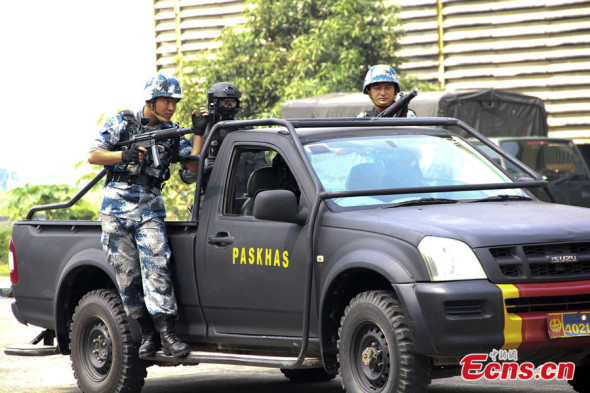 Chinese and Indonesian airborne troops hold a closing ceremony of their one-week bilateral anti-terrorism exercise in Indonesia on November 11, 2013. The drill, code-named Sharp Knife Airborne 2013, was held in Bandung, the capital of West Java Province and the two sides conducted live-fire exercises, anti-terrorist searches and rescue operations during the drill. [Photo/Gu Shihong]