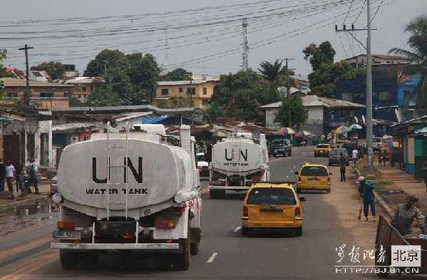 A transport vehicle fleet of the Chinese peacekeeping force to Liberia is performing its duty in an Ebola-stricken area in Liberia.The Chinese peacekeeping force to Liberia is still stationed in the Ebola-stricken area and continuously performs its transport support missions. (Chinamil.com.cn/Zhang Zhen)