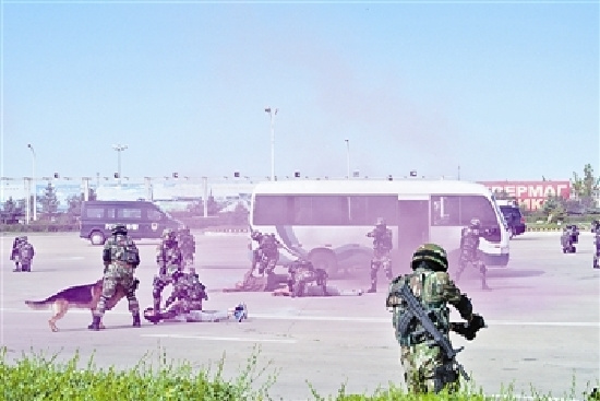 The officers and men from China and Russia are handling the checkpoint breaking incident during the drill. The Oriental -2014 joint anti-terrorism and emergency-handling drill kicked off at the Manzhouli-Zabaykalsk border port on the morning of August 26, 2014. (Chinamil.com.cn/Zhang Tiannan)