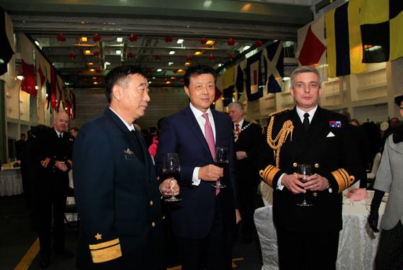 Ambassador Liu Xiaoming (center) joins naval officers, Rear Admiral Zhang Chuanshu (left) and Vice Admiral Philip Jones at the deck reception. [Photo by Wang Mingjie/chinadaily.com.cn]  