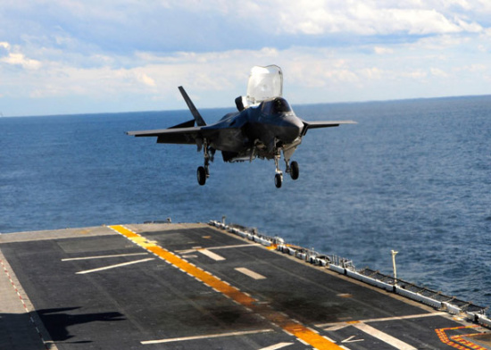 An F-35B Lightning II test aircraft makes the plane's first vertical landing on the flight deck of the amphibious assault vessel USS Wasp in the Atlantic Ocean in October 2011.(Photo Provided To China Daily)