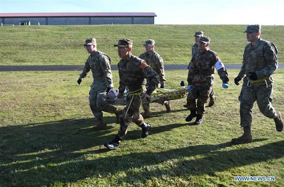 Chinese and American soldiers work together during a drill at Camp Rilea in Seaside of Oregon, northwest United States, Nov. 18, 2017. The Chinese and U.S. militaries were holding the 5th joint drills on humanitarian relief and disaster rescue in Oregon. (Xinhua/Yin Bogu)