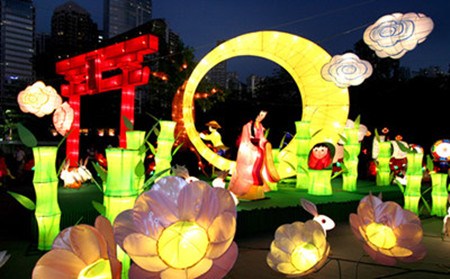 Surrounded by a horde of chrysanthemums and illuminated by colorful lanterns, the metropolis HK will take on the atmosphere of a rural community celebrating the harvest moon with festive foods.