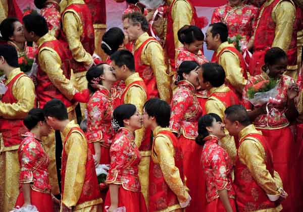 A total of 110 couples from China and abroad don traditional Chinese attire at a group wedding at the lakeside of the West Lake in Hangzhou, Zhejiang province, on Thursday. Lai Shunxing / for China Da