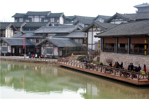 Oriental Salt Lake Resort draws visitors with its picturesque landscape, ancient-looking buildings and Taoism-themed activities. (Photo provided to China Daily)