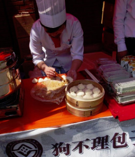 Goubuli stuffed buns at an outlet in Tianjin. The Chinese restaurant chain has finalized a deal with Australia's Retail Foods to manage the latter's coffee house brands in China. (Photo/China Daily)