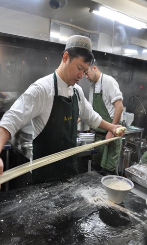 Takeru Seino stretches noodles in his restaurant. (Photo: Zhang Yiqian/GT)
