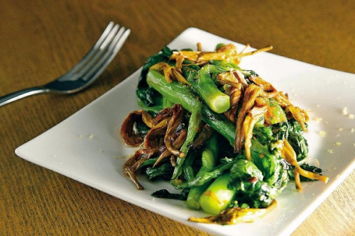 Stir-fried mustard greens with dried daylilies, or golden needles. (Photo Provided to China Daily)