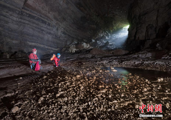 Photo taken on March 18, 2018 shows researchers measure the Shuanghe Cave in Zunyi City in southwest China's Guizhou Province. (Photo/China News Service)