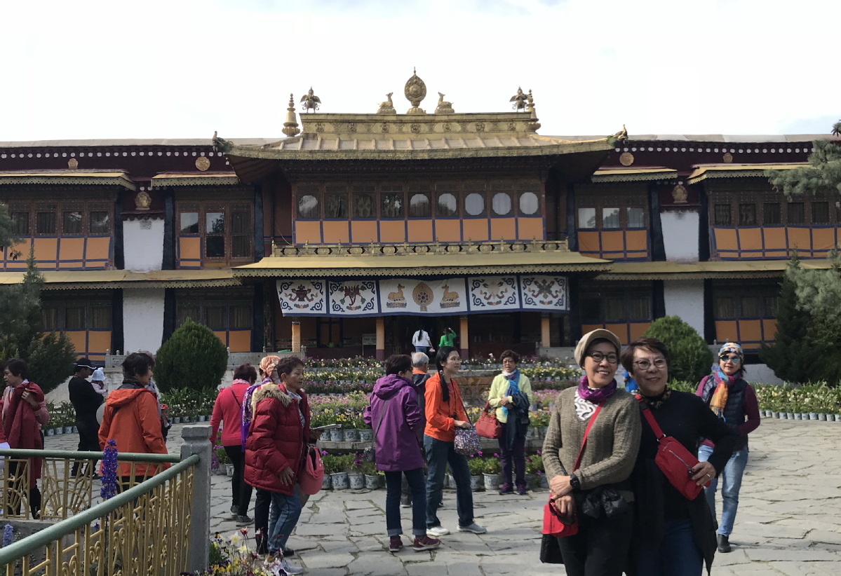 Discount prices draw travelers to Tibet