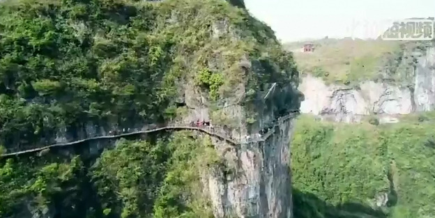 Glass suspension bridge lures visitors to Guizhou cliffs