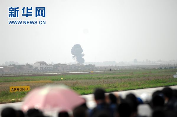 An aircraft plunged Friday morning during an air show in Pucheng county, northwest China's Shaanxi Province.[Xinhua Photo]