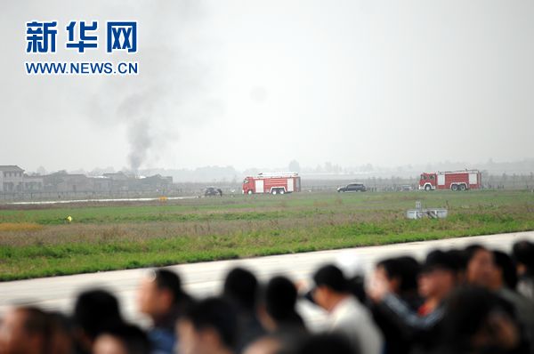 An aircraft plunged Friday morning during an air show in Pucheng county, northwest China's Shaanxi Province.[Xinhua Photo]