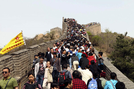 Tourists crowd on the Great Wall during the May Day holiday in Beijing, April 29, 2012. [Photo: Xinhua]