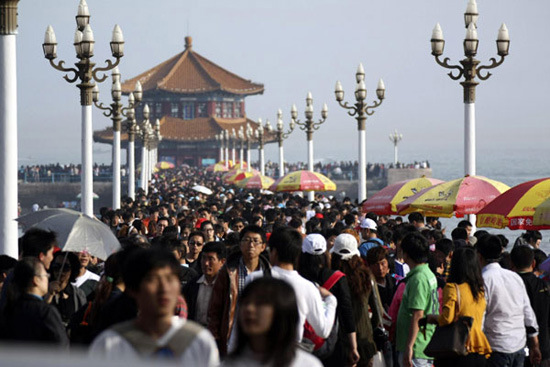 A crowd of tourists visit a seaside resort in Qingdao, East China's Shandong Province on April 30, 2012. [Photo: Xinhua]