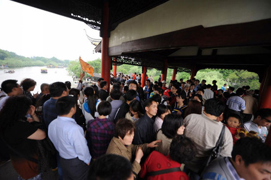 Tourists swarm at a scenic spot in Yangzhou, East China's Jiangsu Province, April 30, 2012. [Photo: Xinhua]