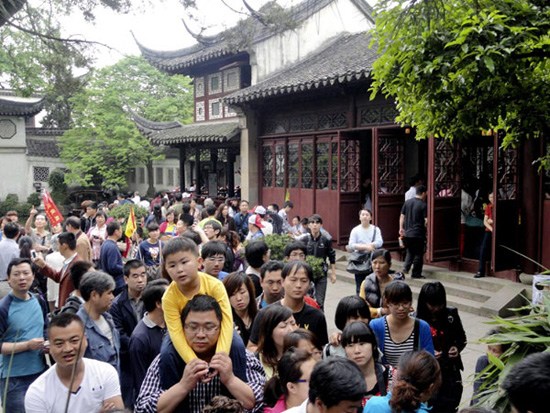 Tourists visit a scenic spot in Suzhou, East China's Jiangsu Province, April 30, 2012. [Photo: Xinhua]