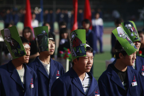 Students dress like zombies during a sports day in Jinan, East China's Shandong province, Oct 28, 2012. [Photo/Asianewsphoto]