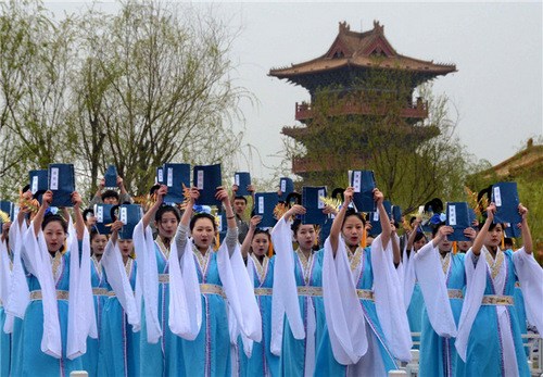 Performers recite poems about Qingming at the opening ceremony of the Qingming Cultural Festival in Kaifeng city, Henan province on April 3. The festival this year features performances, Song Dynasty dresses and honoring ancestors. Qingming Festival, or Tomb Sweeping Day- which falls on April 4 this year - is a national festival stretching back more than 2,500 years for people to honor and remember their deceased loved ones at cemeteries and memorials. [Photo/Xinhua] 