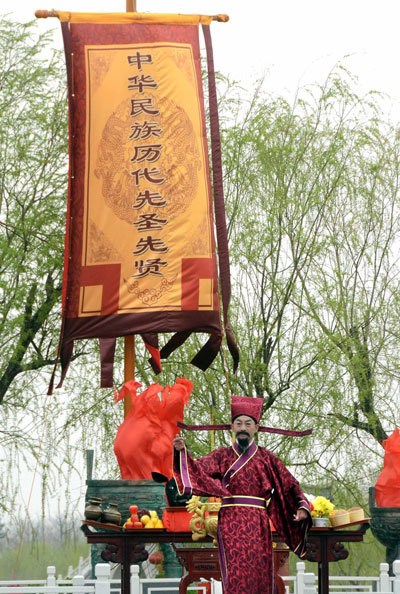 A ritual to honor ancestors is held at the opening ceremony of the Qingming Cultural Festival in Kaifeng city, Henan province on April 3. The festival this year features performances, Song Dynasty dresses and honoring ancestors. Qingming Festival, or Tomb Sweeping Day- which falls on April 4 this year - is a national festival stretching back more than 2,500 years for people to honor and remember their deceased loved ones at cemeteries and memorials. [Photo/Xinhua]