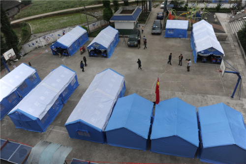 Makeshift classrooms are set up in quake-hit Tianquan county, Southwest China's Sichuan province, April 25, 2013. [Photo by Mo Xiao/Asianewsphoto]