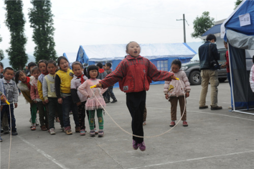 Children enjoy recess in quake-hit Tianquan county, Southwest China's Sichuan province, April 25, 2013. [Photo by Mo Xiao/Asianewsphoto]