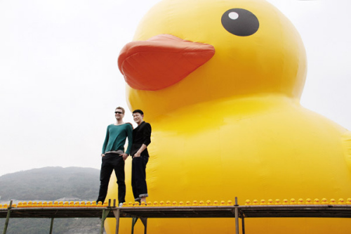 Hong Kong actor Andy Lau and Dutch artist Florentijn Hofmans (L) pose in front of Hofmans installation Rubber Duck in Hong Kong, April 29, 2013. [Photo/Icpress] 