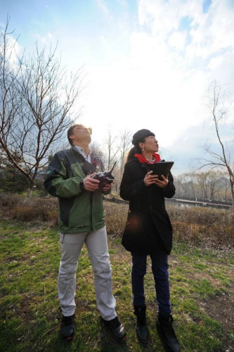 Jia Mingyou (R) and her teammate Zhao Fengjun control an air vehicle taking aerial photos in Changchun, Northeast Chinas Jilin province, May 3, 2013. [Photo/Xinhua] 